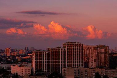 Avrupa 'nın Kyiv şehrinde gün batımındaki dağlara benzeyen bulutlar