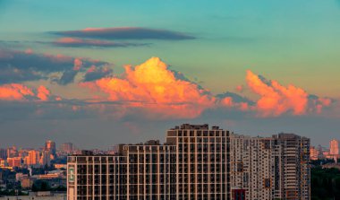 Avrupa 'nın Kyiv şehrinde gün batımındaki dağlara benzeyen bulutlar