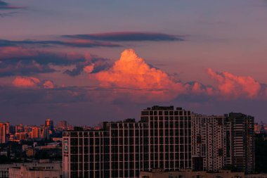 Avrupa 'nın Kyiv şehrinde gün batımındaki dağlara benzeyen bulutlar