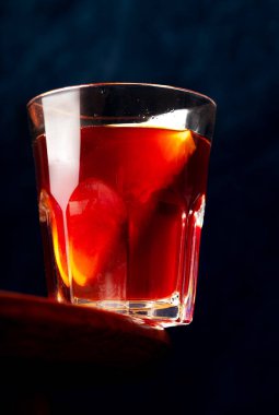 Güzel bir bardak Negroni kokteyli ve stüdyo ışığı.