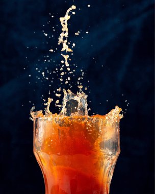 Güzel bir bardakta portakal suyu damlaları.