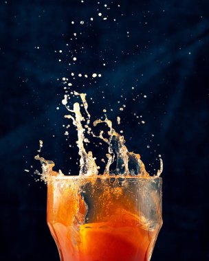 Güzel bir bardakta portakal suyu damlaları.