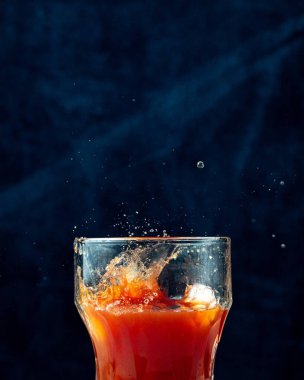 Güzel bir bardakta portakal suyu damlaları.