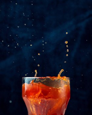 Güzel bir bardakta portakal suyu damlaları.