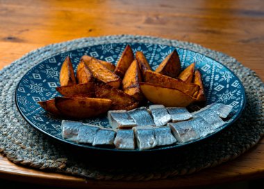 Ringa balığı ve fırında patates.