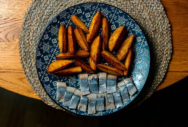 Ringa balığı ve fırında patates.