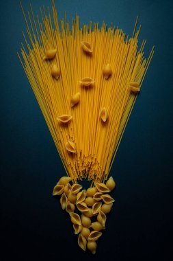 Koyu arkaplanda farklı türde makarna kurulumu