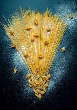 Koyu arkaplan, un ve sanat üzerine farklı türde makarna kurulumu