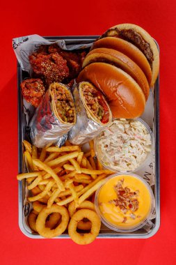 Amerikan yemek takımı - hamburger, patates kızartması, shawarma, tavuk kanadı, peynir sosu, soğan halkası ve lahana salatası