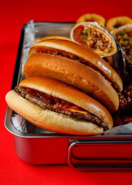 Makro gıda dokusu sıcak renklerde hamburger.