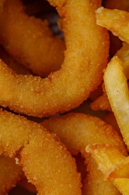 Kızarmış ve ekmeklerin sıcak gölgelerinde makro yiyecek dokusu