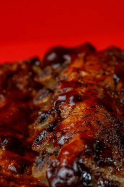 Lezzetli soslu ızgara domuz pirzolası.