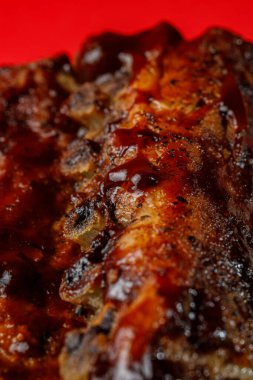 Lezzetli soslu ızgara domuz pirzolası.