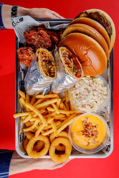 Amerikan yemek takımı - hamburger, patates kızartması, shawarma, tavuk kanadı, peynir sosu, soğan halkası ve lahana salatası