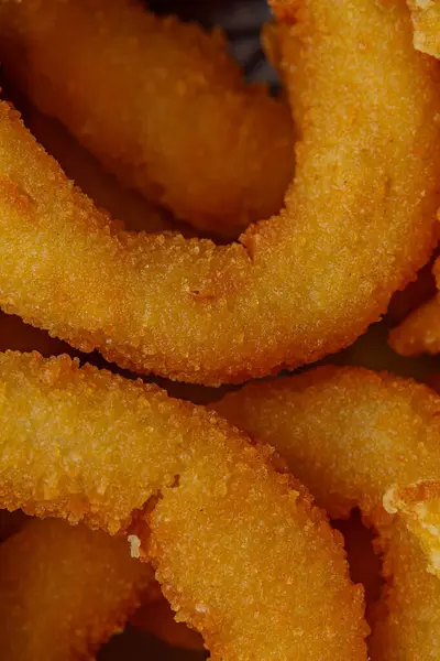 Kızarmış ve ekmeklerin sıcak gölgelerinde makro yiyecek dokusu