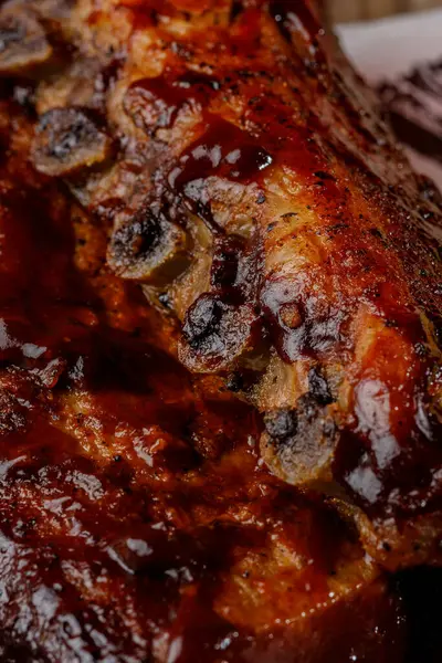 Lezzetli soslu ızgara domuz pirzolası.