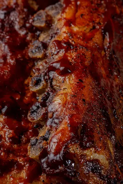 Lezzetli soslu ızgara domuz pirzolası.