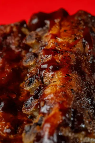 Lezzetli soslu ızgara domuz pirzolası.