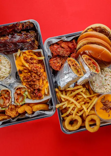 Yiyecek kutuları kutularda.