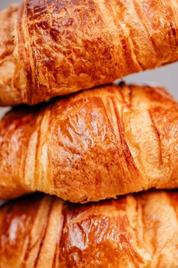 Kruvasan desenli makro pişmiş yalıtılmış kabuk.