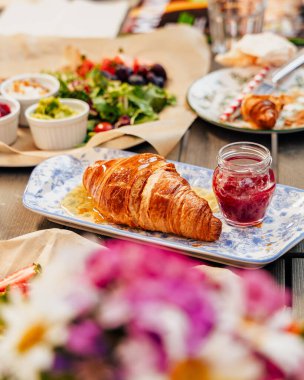 Avrupa 'da bir atmosferik kafenin yaz terasındaki sıcak eski bir kasabada mis kokulu kruvasan kahvaltısı.