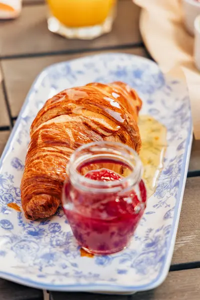 Avrupa 'da bir atmosferik kafenin yaz terasındaki sıcak eski bir kasabada mis kokulu kruvasan kahvaltısı.