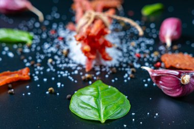 Kabanos et sosisi sarımsak, fesleğen, tuz ve baharatla izole edilmiş.