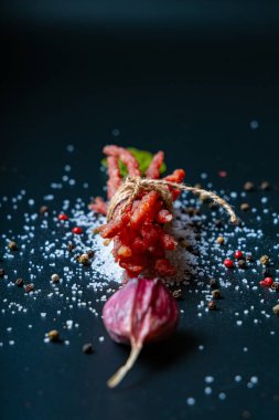 Kabanos et sosisi sarımsak, fesleğen, tuz ve baharatla izole edilmiş.