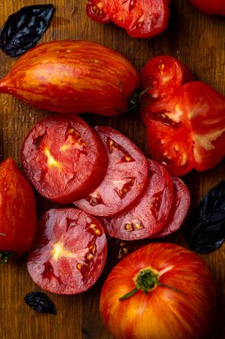 Sulu mevsimlik kırmızı domatesler.