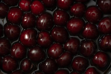 Sulu mevsimlik siyah kirazlar yakın plan.