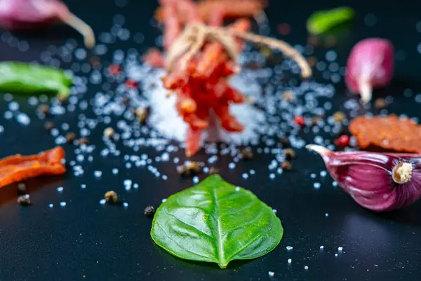 Kabanos et sosisi sarımsak, fesleğen, tuz ve baharatla izole edilmiş.