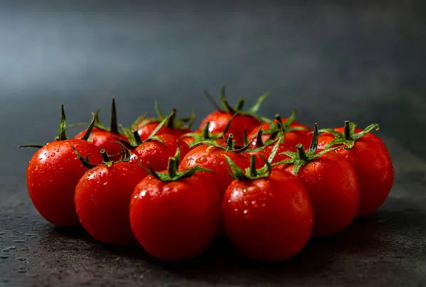 Koyu arkaplanda, yakın plan izole edilmiş domatesler.