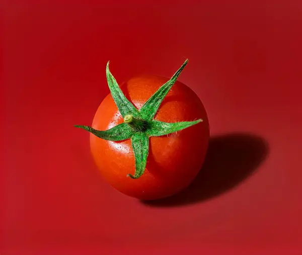 Kırmızı zemin üzerinde kiraz domatesi izole edilmiş olarak yakın plan