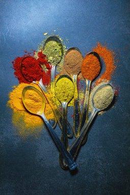 Baharatlar bir paprika, zerdeçal, kişniş, biber, biberiye, Provenkal otlar, sanat figürü oluştururlar.