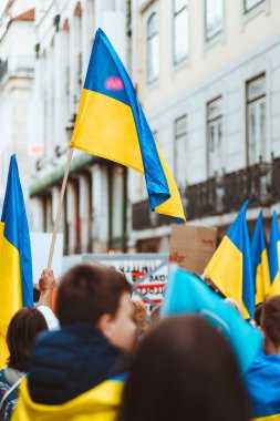 Lizbon, Portekiz sokaklarında düzenlenen mitingde Ukrayna bayrakları