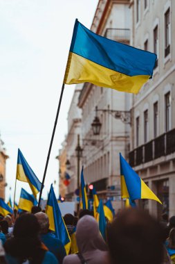 Lizbon, Portekiz sokaklarında düzenlenen mitingde Ukrayna bayrakları