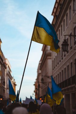 Lizbon, Portekiz sokaklarında düzenlenen mitingde Ukrayna bayrakları