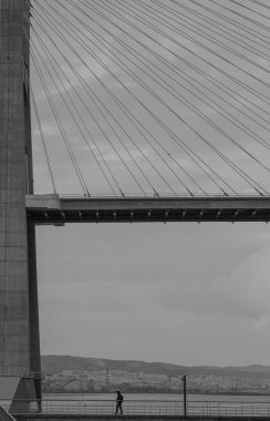 Lizbon 'daki Vasco da Gama Köprüsü Tejo Nehri üzerinde siyah beyaz