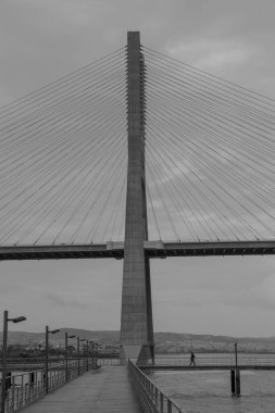 Lizbon 'daki Vasco da Gama Köprüsü Tejo Nehri üzerinde siyah beyaz