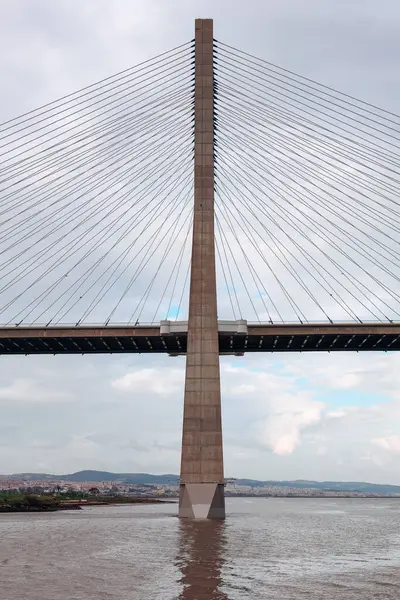 Lizbon 'daki Vasco da Gama Köprüsü Tagus Nehri üzerindeki Portekiz