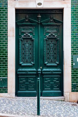 Portekiz 'in Atlantik kıyısındaki bir şehrin renkli kapıları