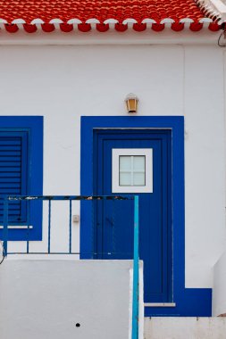 Portekiz 'in Atlantik kıyısındaki bir şehrin renkli kapıları