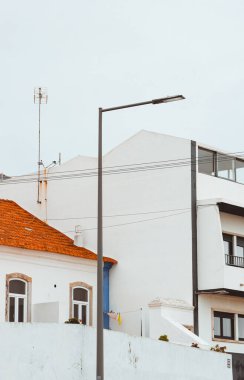 Portekiz 'in Atlantik kıyısındaki şehirlerin çatıları.