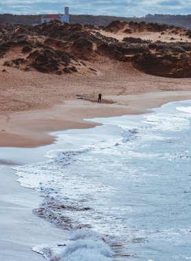 İnsan ve Portekiz kıyısındaki sınırsız Atlantik Okyanusu