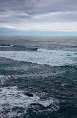 Yamaçta Atlantik Kıyısı. Dramatik Işıklandırma