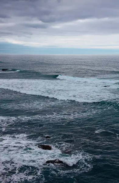 Yamaçta Atlantik Kıyısı. Dramatik Işıklandırma