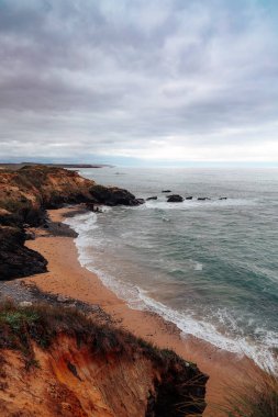 Yamaçta Atlantik Kıyısı. Dramatik Işıklandırma