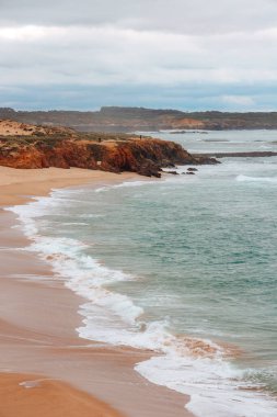 Yamaçta Atlantik Kıyısı. Dramatik Işıklandırma