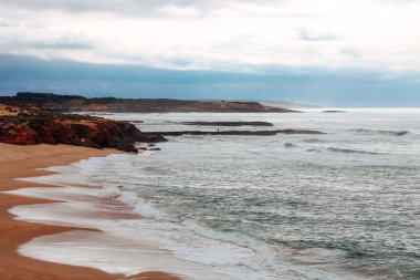 Yamaçta Atlantik Kıyısı. Dramatik Işıklandırma