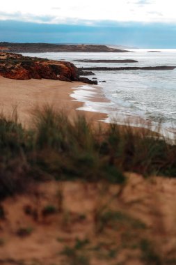 Yamaçta Atlantik Kıyısı. Dramatik Işıklandırma